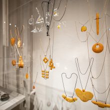 Taikomosios dailės ir dizaino muziejuje – daiktų pasaulio vizionieriaus F. Daukanto kūrybos paroda