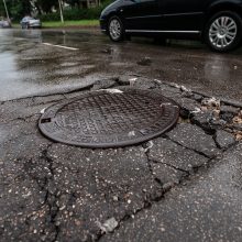 Liūtis Kaune: atviri šuliniai gatvėse, elektros laidai įkalino žmones automobilyje