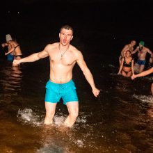 Naktinė atrakcija: kauniečiai šoko į stebuklingą Nemuno vandenį