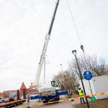 Baigėsi „auksinio“ tualeto gyvavimo era: pagaliau nukeltas ir išvežtas