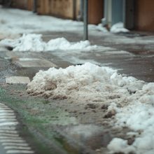 Kauną iš sniego vaduojantys kelininkai pasigenda vairuotojų sąmoningumo