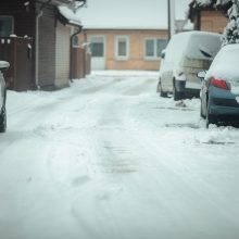 Kauną iš sniego vaduojantys kelininkai pasigenda vairuotojų sąmoningumo