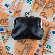 Iš 87-erių senolės banko sąskaitos sukčiai išsigrynino beveik 10 tūkst. eurų