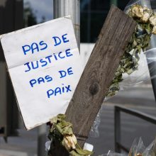 Prokurorai: birželį Prancūzijoje paauglį nušovęs policininkas paleistas į laisvę