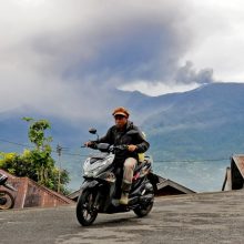Pareigūnas: Indonezijoje išsiveržus ugnikalniui rasta bent vienuolika žuvusių turistų