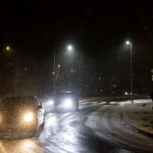 Įspėja – naktį eismo sąlygas šalyje sunkins plikledis ir sniegas
