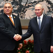 Paspaudęs ranką V. Putinui, V. Orbanas vyksta į ES viršūnių susitikimą