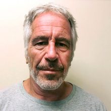 Pradedami viešinti mergaičių žaginimu kaltinamo J. Epsteino kontaktai: sąraše – buvę JAV prezidentai