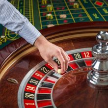 Seimą pasieks siūlymas iki 21 metų padidinti amžiaus cenzą azartinių lošimų dalyviams