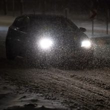 Kelininkai: eismo sąlygas sunkina snygis, sudėtinga vairuoti bus ir naktį
