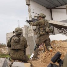 JT agentūra: Izraelio kariuomenė apšaudė pagalbos vilkstinę Gazos Ruože