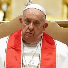 Popiežius paragino pasaulio elitą kovoti su skurdu