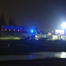 Kaune nuo kelio nulėkė automobilis su priekaba – nukentėjo keleivis