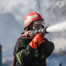 Pagėgių savivaldybėje užsiliepsnojo namas: per gaisrą apdegė žmogus
