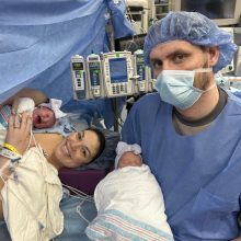 Moteris, turinti dvi gimdas, sėkmingai pagimdė dvynukes