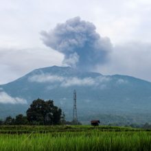 Indonezijoje per ugnikalnio išsiveržimą žuvusių žmonių skaičius padidėjo iki 22