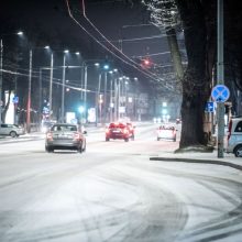 Kelininkai įspėja: naktį eismo sąlygas sunkins plikledis