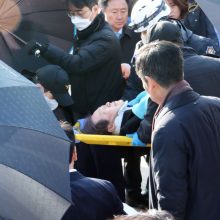 Padurtas Pietų Korėjos politikas gydomas intensyviosios terapijos skyriuje