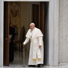 Popiežius Pranciškus užkimusiu balsu sakė susirgęs lengvu bronchitu