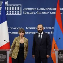 Prancūzų ministrė: Prancūzija sutiko tiekti Armėnijai karinę įrangą