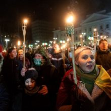 Iki tūkstančio žmonių Vilniuje žygiavo eitynėse su deglais