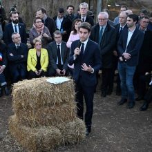 Prancūzijos premjeras pasiūlė protestuojantiems ūkininkams svarbią nuolaidą