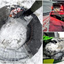 Nemunu plaukia ne tik ledo lytys: pasieniečiams teko traukti sniegu maskuotus rūkalų plaustus