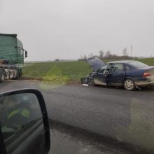 Avarija Pasvalio rajone: susidūrė lengvasis automobilis su sunkvežimiu