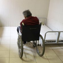 Nelaimė Šiauliuose: ligoninėje perkeliamas iš ratukų į lovą susižalojo 89-erių senolis