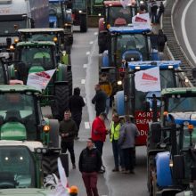 Dėl uždarbių ir taisyklių protestuojantys ūkininkai visoje Prancūzijoje blokuoja kelius