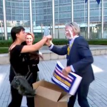 Aktyvistės Briuselyje į „Ryanair“ vadovą metė du pyragus