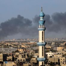 Izraelio kariuomenė teigia apsupusi pietinį Gazos Ruožo miestą