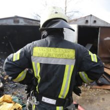 Rokiškio rajone kilo gaisras: sudegė garažas su dviem automobiliais, valtimi ir įranga