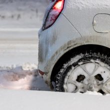 Aplinkosaugininkai dėl šaltų orų dar netikrina automobilių taršos