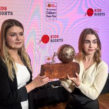Ukrainietės paauglės laimėjo premiją už pabėgėliams skirtas programėles