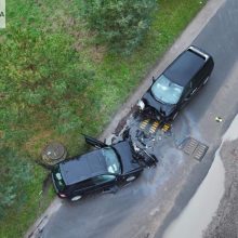 Panevėžyje susidūrė du automobiliai, vairuotojai išvežti į ligoninę