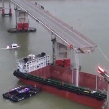 Laivas rėžėsi į tiltą: aukų išvengti nepavyko