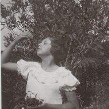 Vaikystė: būsimoji rašytoja sode prie vyšnių, 1938 m.