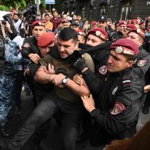 Armėnijoje sulaikyti protestuotojai, jų lyderis siekia nuversti premjerą