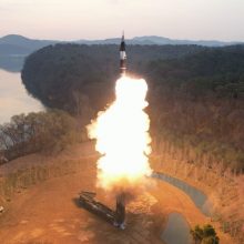 Šiaurės Korėja teigia išbandžiusi naują hipergarsinę raketą