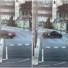 Panevėžyje vairuotojas nesuvaldė automobilio: atsitrenkęs į medį skubiai pasišalino <span style=color:red;>(vaizdo įrašas)</span>
