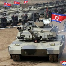 Šiaurės Korėjos lyderis pristatė ir vairavo naują kovinį tanką