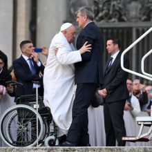 Popiežius akivaizdžiai susiduria su sveikatos problemomis
