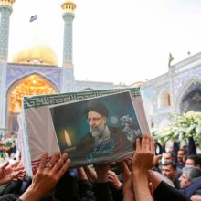 Dešimtys tūkstančių žmonių Teherane susirinko į E. Raisi laidotuves 
