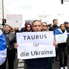 Buvęs Vokietijos kancleris remia O. Scholzo poziciją netiekti Ukrainai raketų „Taurus“