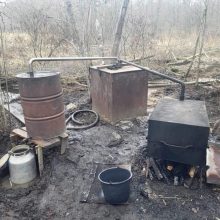 Rietavo miške rastas naminės degtinės fabrikėlis