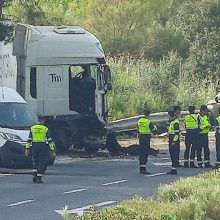 Ispanijoje į patikros postą įsirėžus krovininiam sunkvežimiui žuvo šeši žmonės