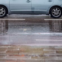 Kelininkai informuoja: Vakarų Lietuvoje dėl lietaus yra drėgnų ar šlapių kelių ruožų