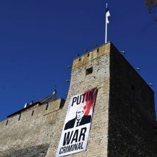 Ant Narvos pilies sienos Estijoje vėl atsirado plakatas „Putinas – karo nusikaltėlis“