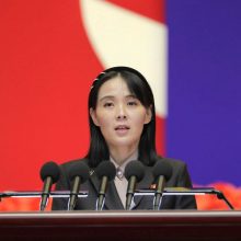 Kim Jong Uno sesuo neigia, kad Šiaurės Korėja siunčia ginklus Rusijai: pavadino tai absurdu